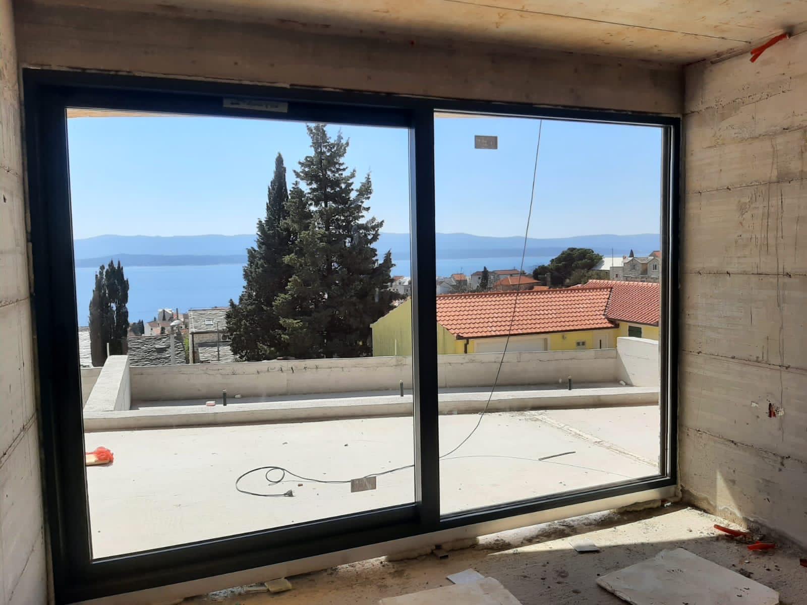 Klizni prozori s pogledom na Jadransko more - pogled iznutra