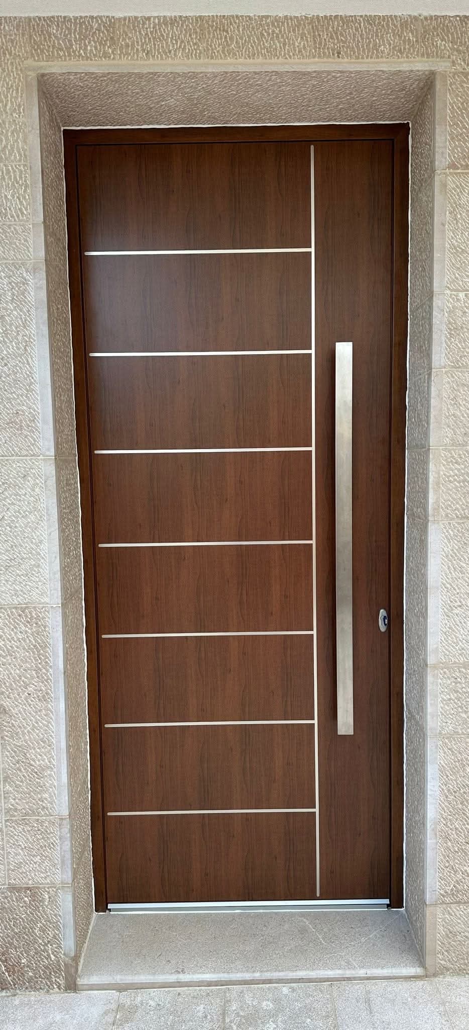 Ulazna vrata u dekoru oraha s ugrađenim aluminijskim linijama