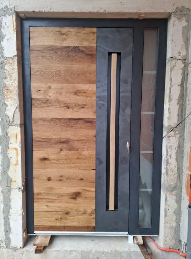 Ulazna vrata u dekoru hrasta s antracit okvirom i bočnim svetlarnikom